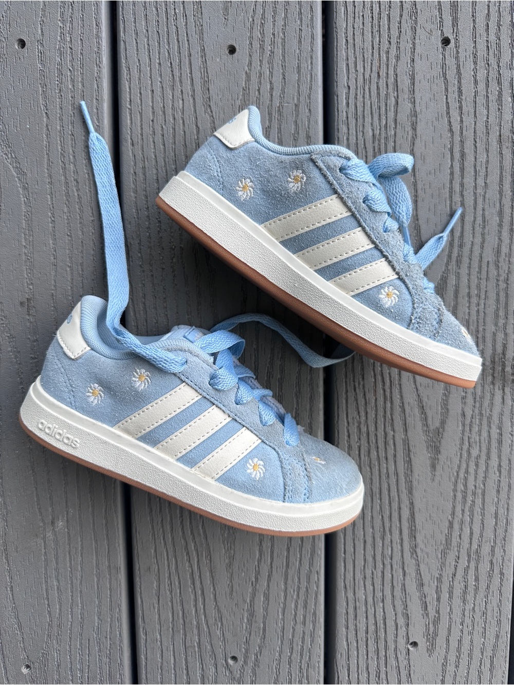 adidas grand court 00s Kids Light Blue and White Daisy floral 12c